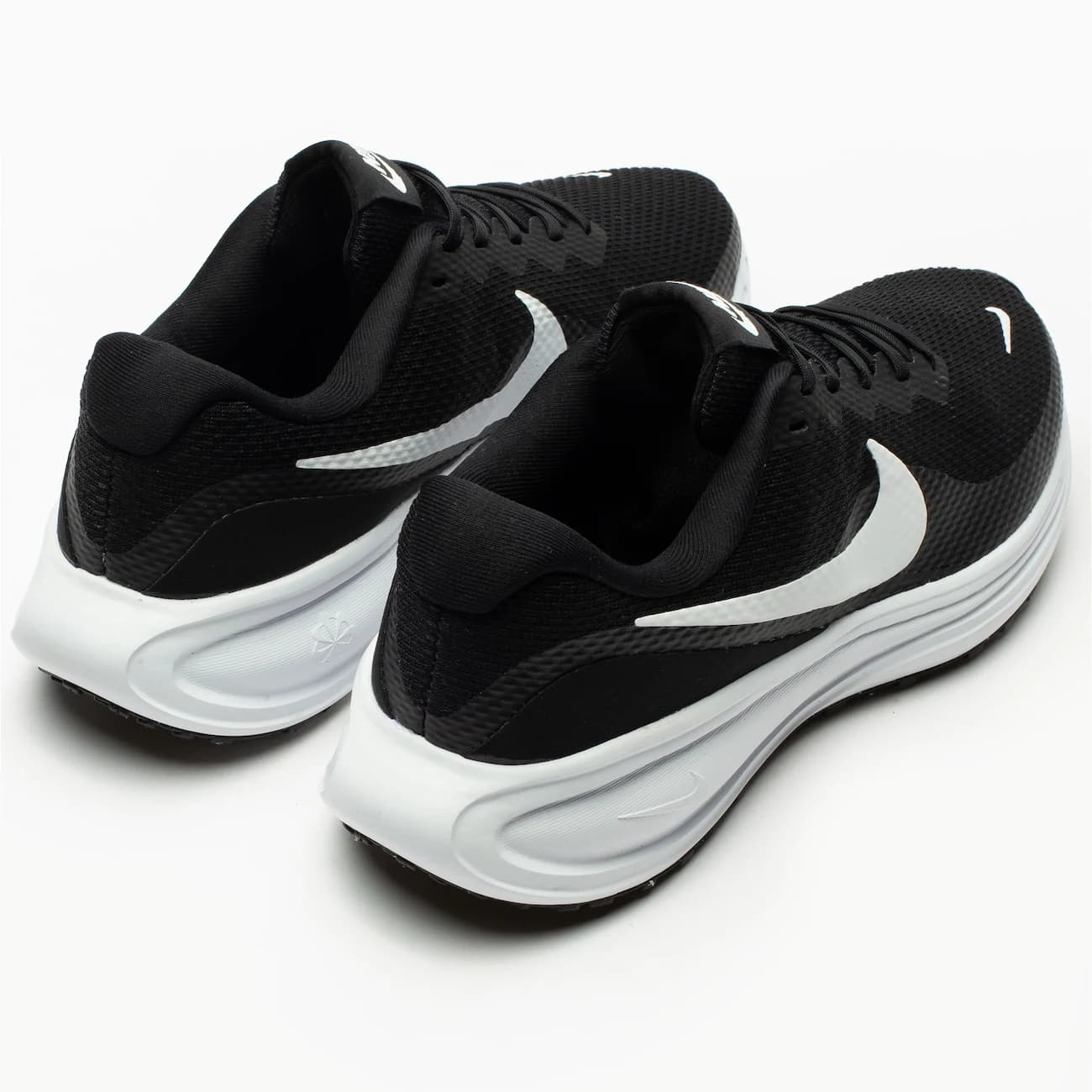 Tênis Feminino Nike Revolution 8 - Preto/Branco